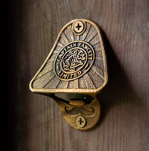 Настінна відкривачка для пляшок Captain Fawcett Wall Mounted Bottle Opener F7009 фото